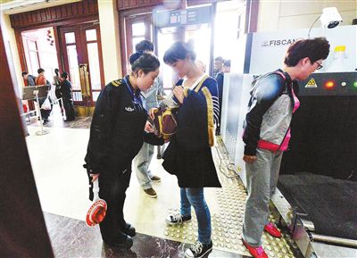 北京兩大火車站售票廳昨日啟動(dòng)安檢機(jī)檢測程序[圖]