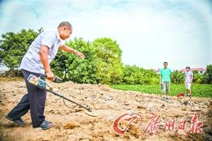 廣州村民用金屬探測(cè)儀挖掘老屋大量古錢(qián)幣