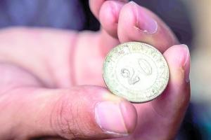 廣州村民用金屬探測(cè)儀挖掘老屋大量古錢(qián)幣