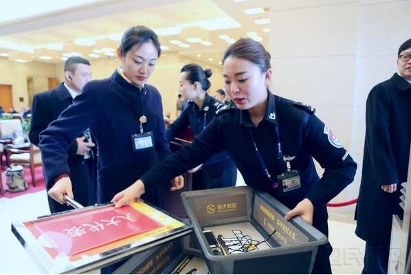 金屬探測門廠家：首都機場安保公司安檢員呂澤鑫為行業表率.jpg