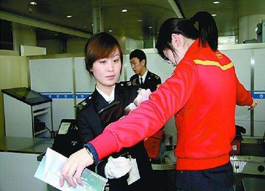 深圳安檢門廠家：機場安檢攔下安全錘！