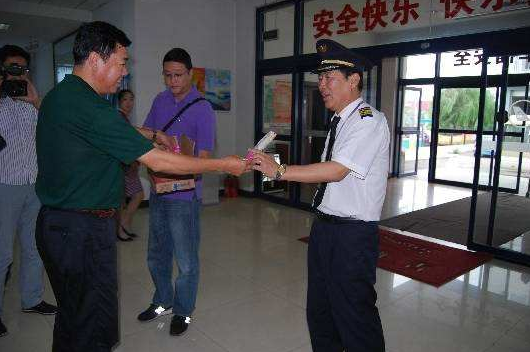 金屬探測安檢門廠家：烏魯木齊安檢總站關(guān)愛老年旅客.png