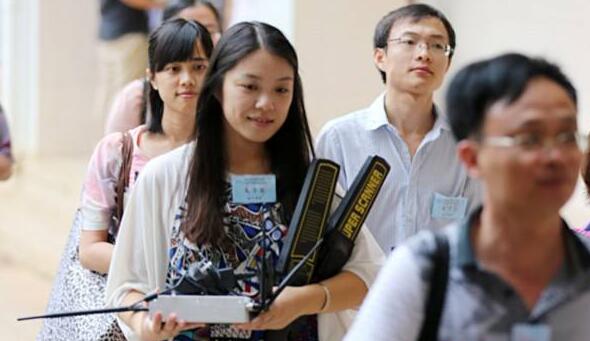 成都高考中考期間需經過學校金屬探測儀安檢.jpg