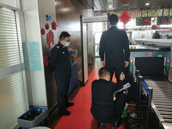 富蘊(yùn)機(jī)場(chǎng)安檢站開展崗位練兵活動(dòng) 測(cè)溫安檢門起大作用.jpg