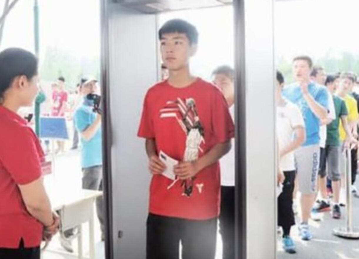 維和時代金屬探測安檢門為汕尾華僑管理區中心小學安保工作保安全.jpg