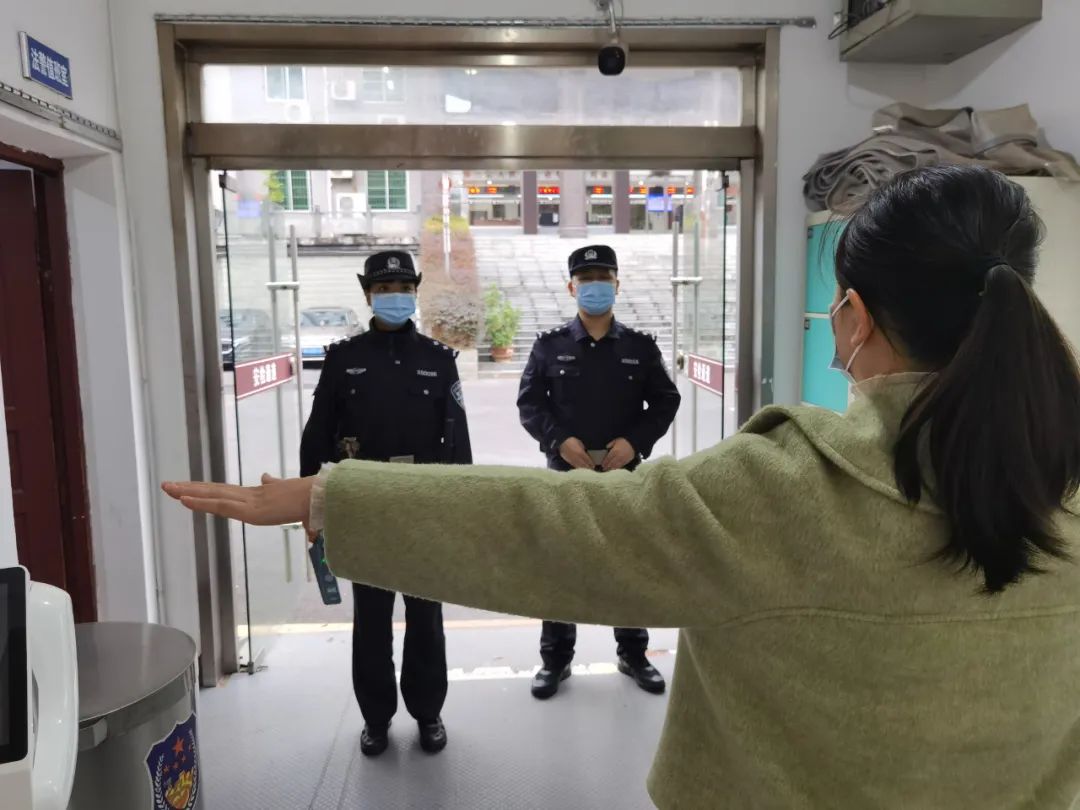 天柱法院安檢門顯神威，一女子攜帶違禁品被查獲！