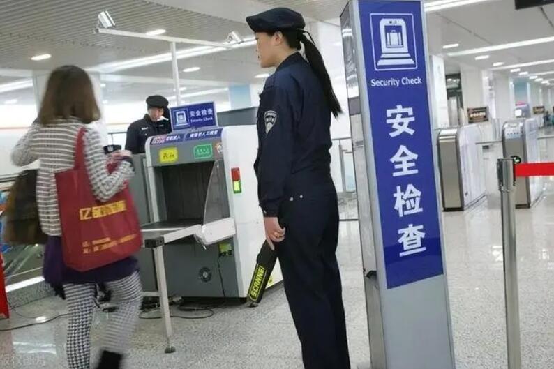 女性進入安檢門通道時，安檢員會感到尷尬嗎？過安檢的注意事項-1.jpg